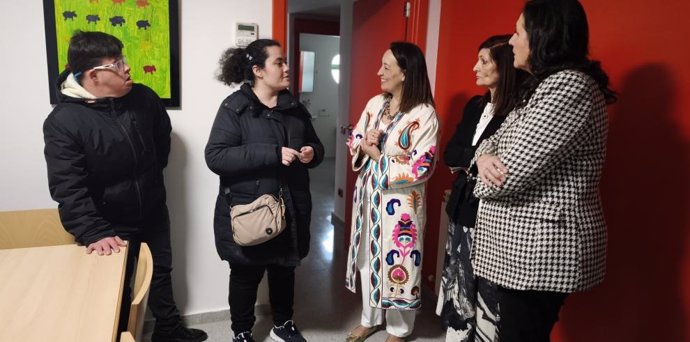 La consejera de Bienestar Social y Familia del Gobierno de Aragón, Carmen Susín, en una visita a CEDES.