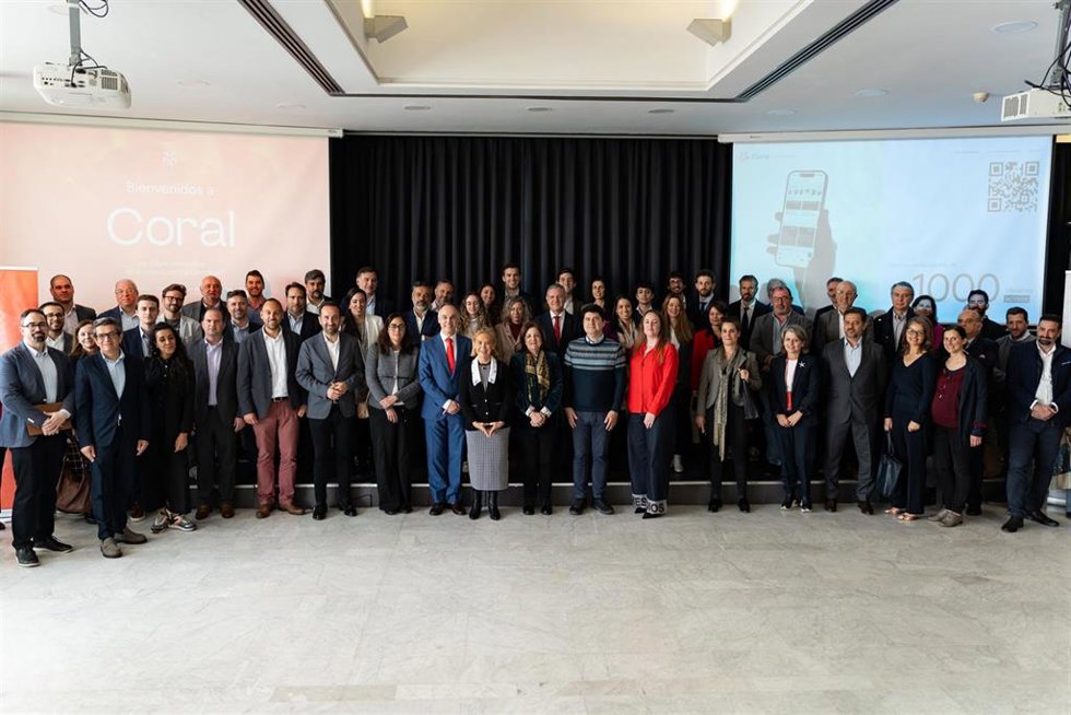 Foto de familia al conlcuir el acto de presentación de Coral.