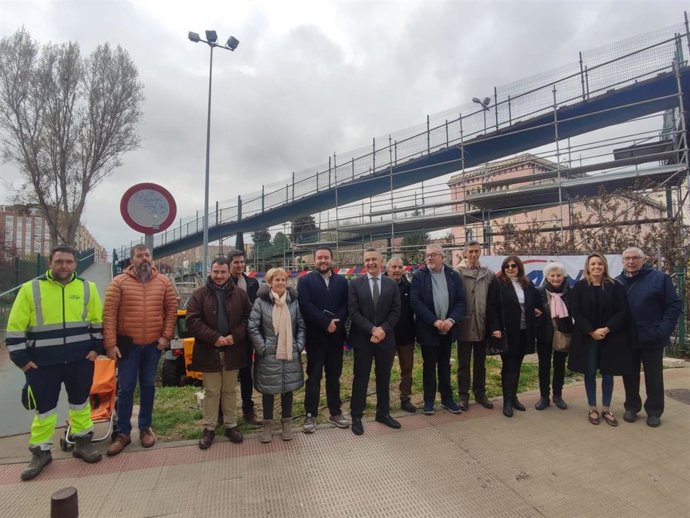 Las obras de mejora de la pasarela de Gonzalo de Berceo se ponen en marcha, con un plazo de ejecución de seis meses