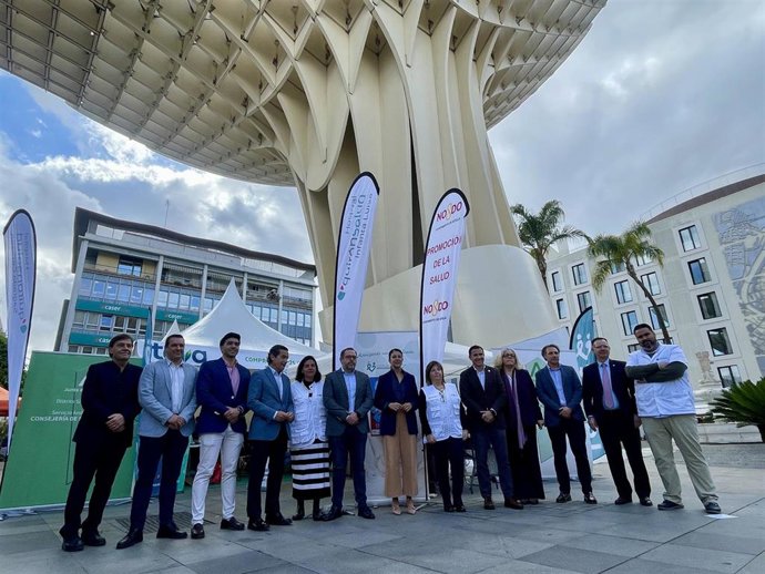 Profesionales de Quirónsalud colabora con el Ayuntamiento de Sevilla en una jornada de prevención del riesgo cardiovascular, en las Setas de la Encarnación.