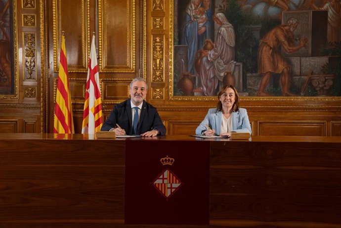 El alcalde de Barcelona, Jaume Collboni, junto a la consellera de Territorio y Vivienda, Sílvia Paneque, firmando el acuerdo entre ambas instituciones