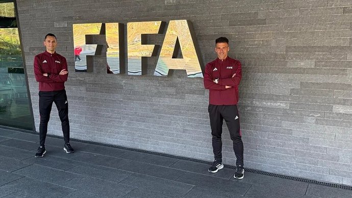 Los árbitros españoles Gil Manzano y Sánchez Martínez, en el seminario FIFA previo al Mundial de Clubes.