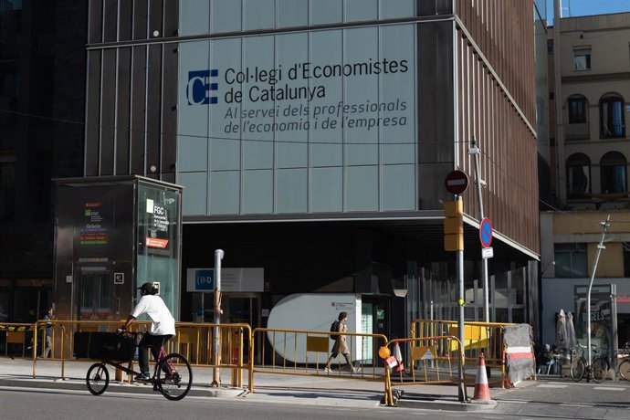 Archivo - Fachada del Col·legi d'Economistes de Catalunya, a 24 de enero de 2025, en Barcelona, Catalunya (España)