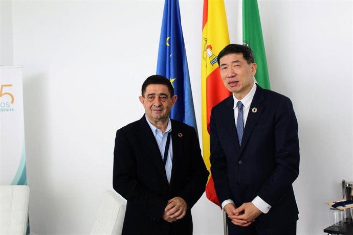 El presidente de la Diputación de Jaén y de Famsi, Francisco Reyes, y el subsecretario general de la ONU y administrador asociado del Programa de las Naciones Unidas para el Desarrollo, Haoling Xu.