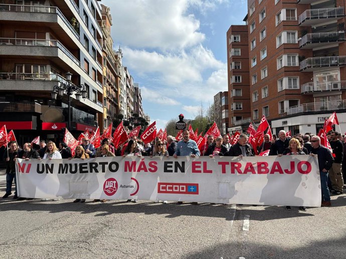 Concentración de UGT y CCOO contra la siniestralidad laboral en Oviedo.