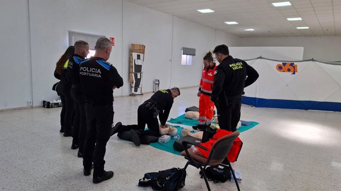 Agentes de Policía Nacional y Local participan en un curso de primeros auxilios del 061 en Algeciras.