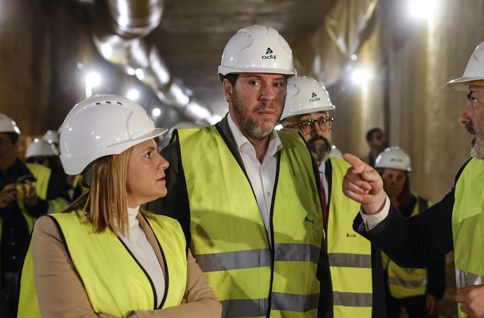 La delegada del Gobierno en la Comunitat Valenciana, Pilar Bernabé y el ministro de Transportes y Movilidad Sostenible, Óscar Puente, durante su visita a las obras del Canal ferroviario de Acceso a València