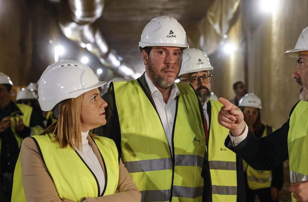 La delegada del Gobierno en la Comunitat Valenciana, Pilar Bernabé y el ministro de Transportes y Movilidad Sostenible, Óscar Puente, durante su visita a las obras del Canal ferroviario de Acceso a Valncia