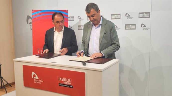 Serrano (izda) y Guillén firman el convenio para el paso de la Vuelta Ciclista Femenina por Soria.