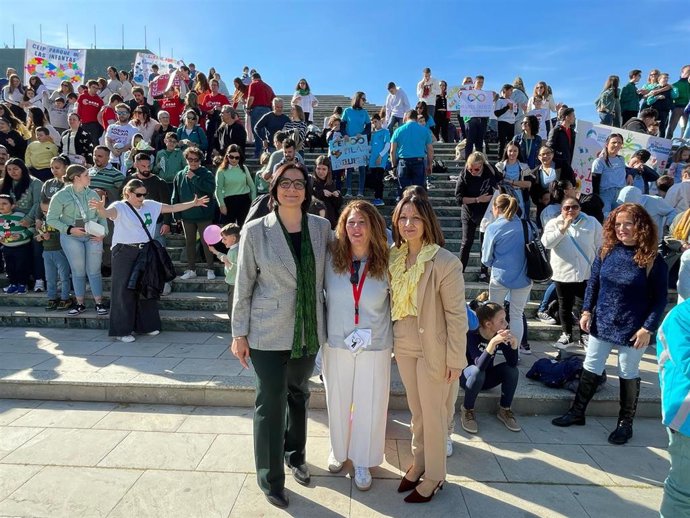 III Concentración por el Autismo, con la delegada de Desarrollo Educativo y Formación Profesional de la Junta, María José Martín, a la izquierda en primer plano en la imagen, y la concejal del ramo en Granada, Encarnación González (d)