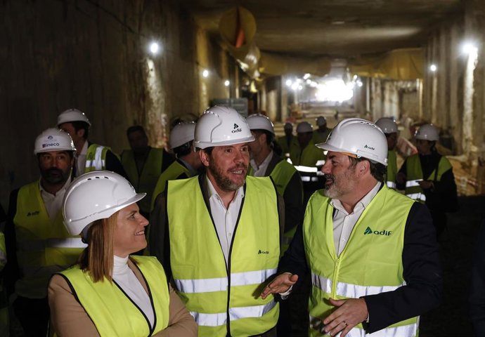 La delegada del Gobierno en la Comunitat Valenciana, Pilar Bernabé y el ministro de Transportes y Movilidad Sostenible, Óscar Puente (c), durante su visita a las obras del Canal ferroviario de Acceso a València, a 2 de abril de 2025, en Valencia