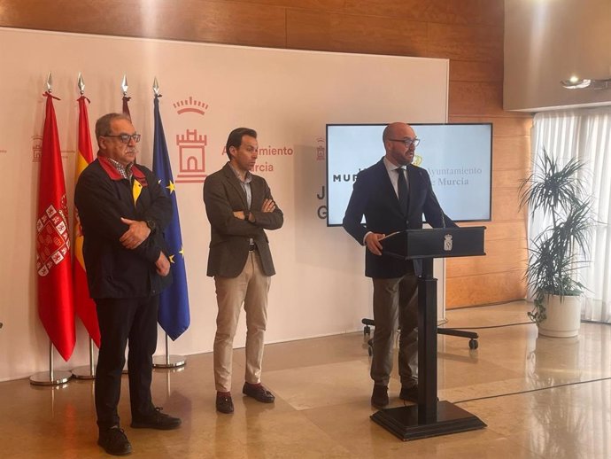 El concejal de Movilidad, Gestión Económica y Contratación del Ayuntamiento de Murcia, José Francisco Muñoz, presenta el dispositivo