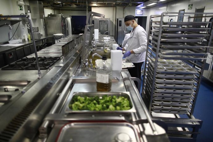 Archivo - Rachid, cocinero que colabora con Comedores Blancos, cocina alimentos incluidos en la elaboración del menú dirigido a 600 menores cuyas familias reciben la Renta Mínima de Inserción (RMI), que serán entregados en colegios públicos. Comedores Bla