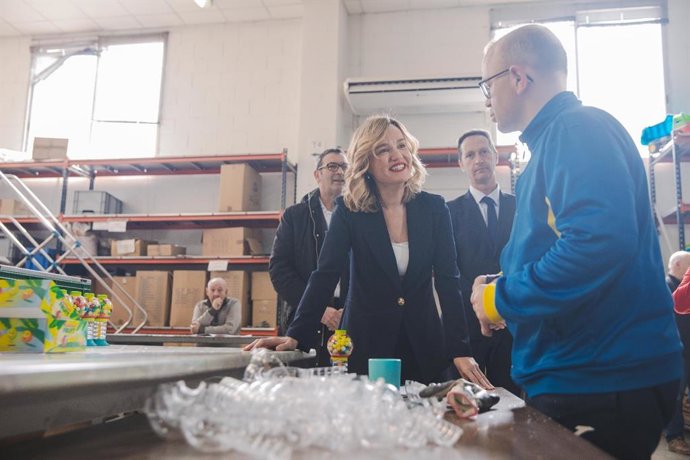 La ministra de Educación, Formación Profesional y Deportes, Pilar Alegría, visita el centro de la asociación ATADI en Andorra (Teruel).
