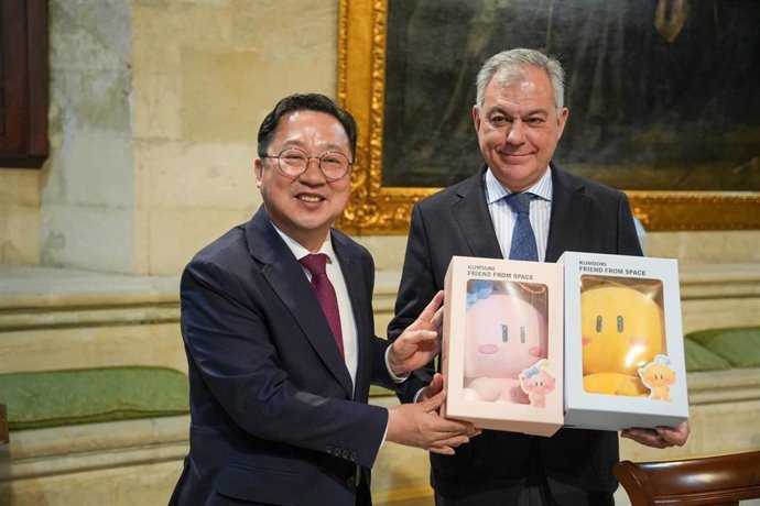 El alcalde de Sevilla, José Luis Sanz, junto al alcalde de Daejon (Corea del Sur), Jang WooLee, en el Ayuntamiento de Sevilla.