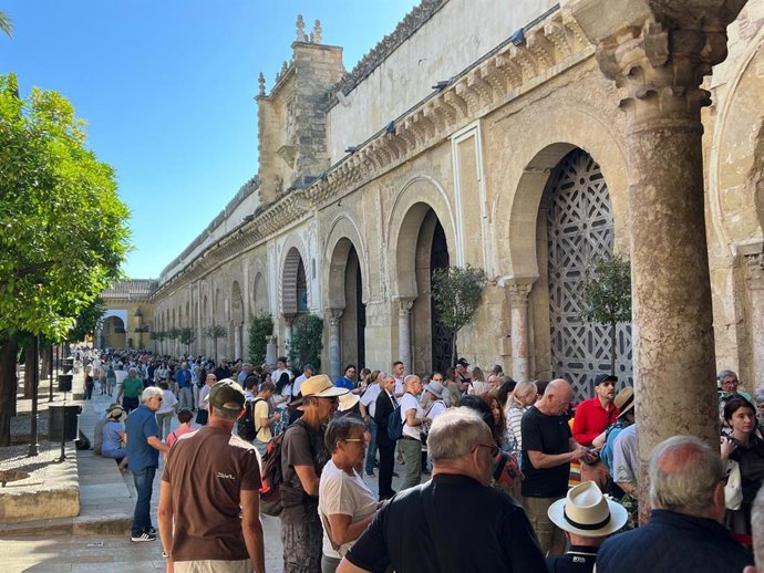 Archivo - Los turistas hacen cola en el Patio de los Naranjos para entrar en la Mezquita-Catedral de Córdoba.