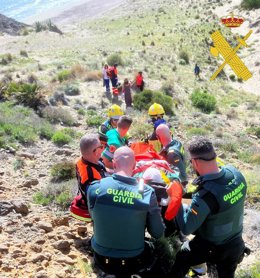 Servicios de emergencia trasladan al senderista herido en el Parque Natural de Cabo de Gata-Níjar (Almería).