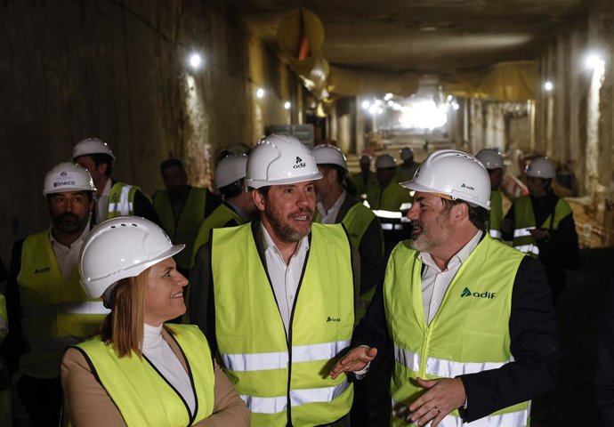 La delegada del Govern a la Comunitat Valenciana, Pilar Bernabé i el ministre de Transports i Mobilitat Sostenible, Óscar Puente (c), durant la seua visita a les obres del Canal ferroviari d'Accés a València, a 2 d'abril del 2025, a València