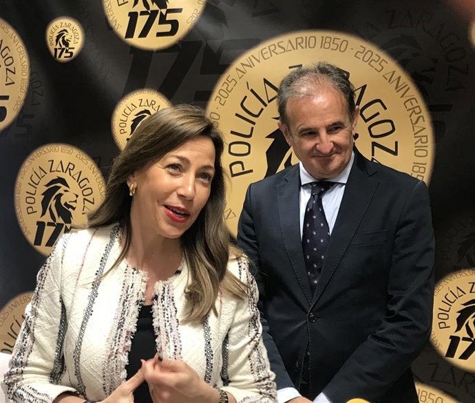 La alcaldesa de Zaragoza, Natalia Chueca, y el consejero municipal de Presidencia y concejal delegado de la Policía Local, Ángel Lorén