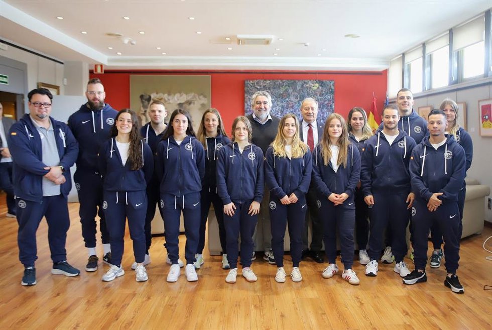 El presidente del Consejo Superior de Deportes (CSD), José Manuel Rodríguez Uribes, recibe a los integrantes del equipo nacional de halterofilia.