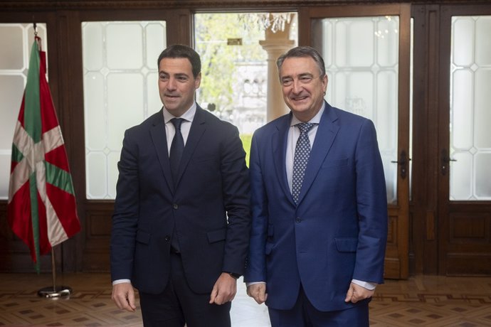El Lehendakari, Imanol Pradales, y el presidente del EBB del PNV, Aitor Esteban, se reúnen en el Palacio de Ajuria Enea, en Vitoria-Gasteiz