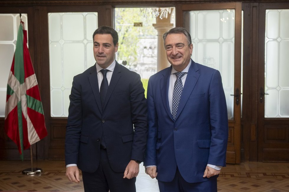 El Lehendakari, Imanol Pradales, y el presidente del EBB del PNV, Aitor Esteban, se reúnen en el Palacio de Ajuria Enea, en Vitoria-Gasteiz