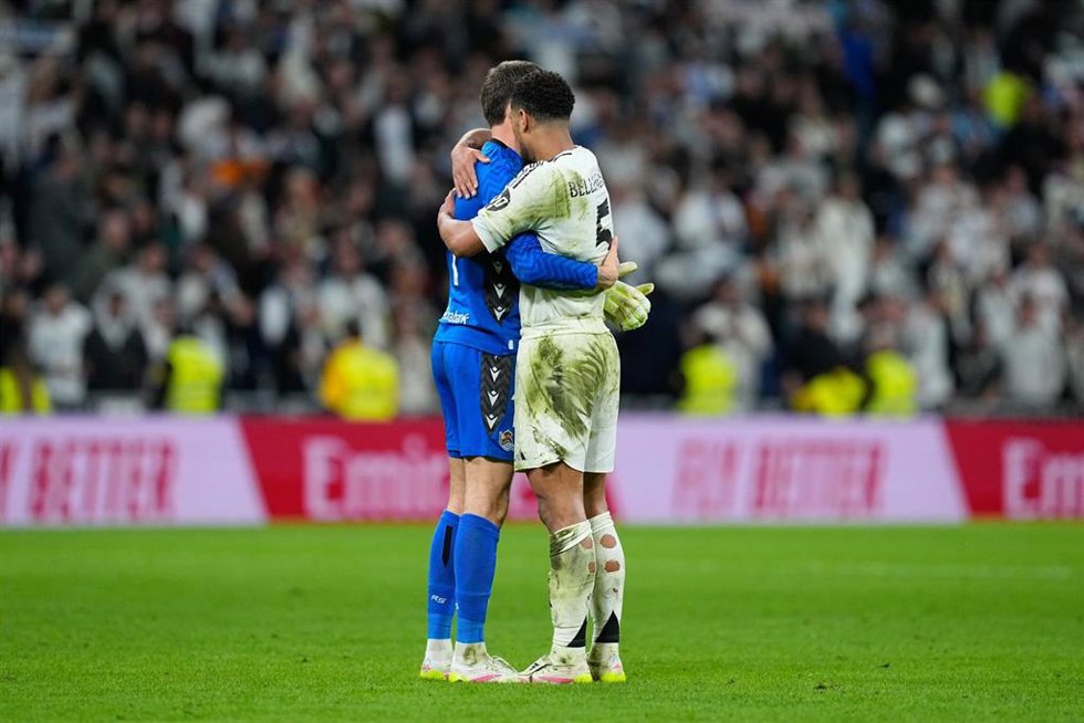 Jude Bellingham of Real Madrid saludates to Alex Remiro of Real Sociedad during the Spanish Cup, Copa del Rey, football match Semifinal Second Leg played between Real Madrid and Real Sociedad at Santiago Bernabeu stadium on April 01, 2025, in Madrid, Sp