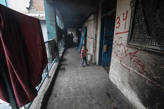 Uma escola da Agência das Nações Unidas de Assistência aos Refugiados da Palestina no Oriente Próximo (UNRWA) no campo de refugiados de Jabalia, no norte da Faixa de Gaza, destruída por ataques do exército israelense (arquivo).