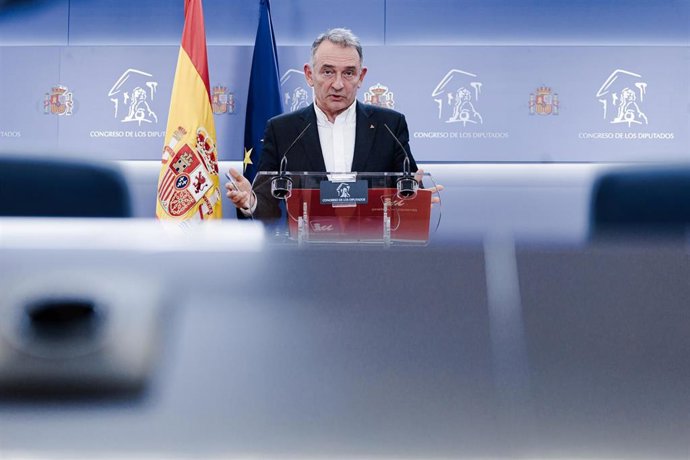 Archivo - El portavoz adjunto de Sumar en el Congreso y diputado de IU, Enrique Santiago.