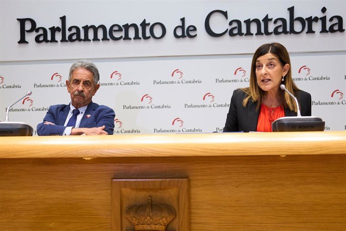 Archivo - Imagen de archivo.- El presidente del PRC, Miguel Ángel Revilla y la presidenta de Cantabria, María José Sáenz de Buruaga, atienden a los medios tras firmar el acuerdo para los presupuestos de Cantabria de 2024.