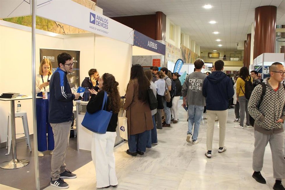 Los pasillos de la Escuela Técnica Superior de Ingeniería se convierten en un punto de encuentro entre empresas y estudiantes en la 22 edición de este evento