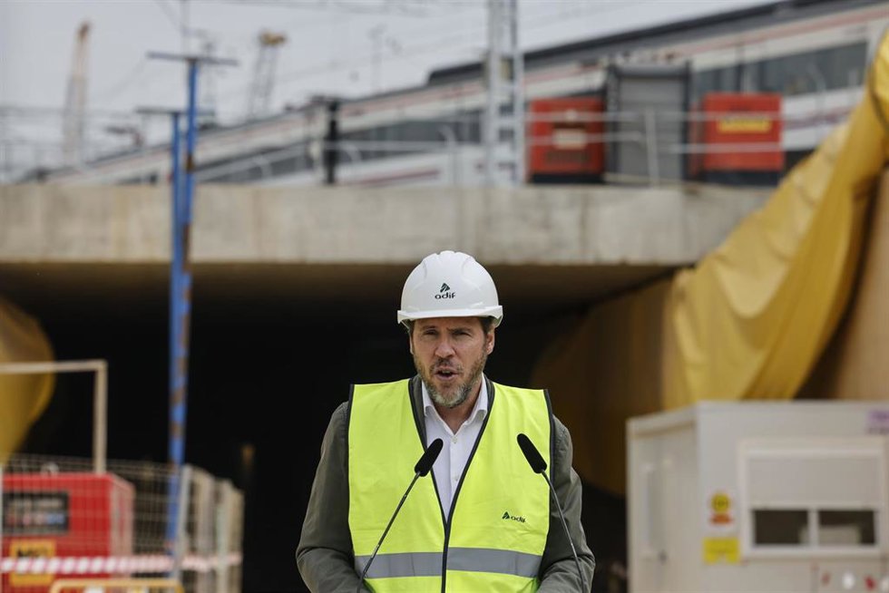 El ministro de Transportes y Movilidad Sostenible, Óscar Puente, interviene durante su visita a las obras del Canal ferroviario de Acceso a Valncia, a 2 de abril de 2025, en Valencia¡