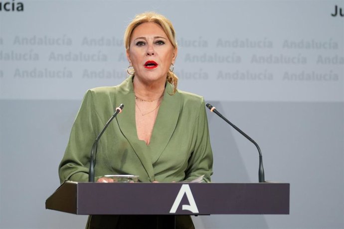 La consejera de Economía, Hacienda y Fondos Europeos y portavoz del Gobierno, Carolina España, comparece en la rueda de prensa posterior al Consejo de Gobierno. A 2 de abril de 2025, en Sevilla (Andalucía, España). El Consejo de Gobierno de la Junta de An