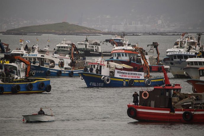 Varios barcos durante una nueva manifestación contra Altri, a 22 de marzo de 2025, en Pobra do Caramiñal, A Coruña, Galicia (España). La Plataforma Ulloa Viva, que encabeza la concentración junto a otras organizaciones vecinales y medioambientalistas, ha 