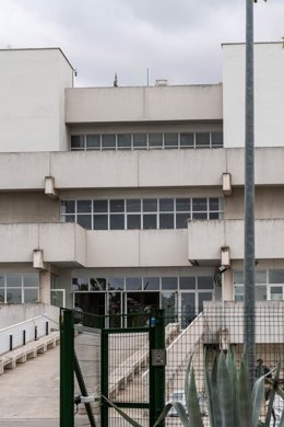 Archivo - Fachada del centro habilitado para la acogida de menores extranjeros no acompañados, a 25 de septiembre de 2024, en Fuenlabrada, Madrid (España). 