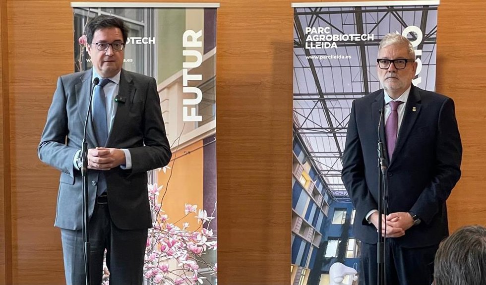 El secretario general del PSOE-M y ministro para la Transformación Digital y la Función Pública, Óscar López, y el alcalde de Lleida, Flix Larrosa, en rueda de prensa.