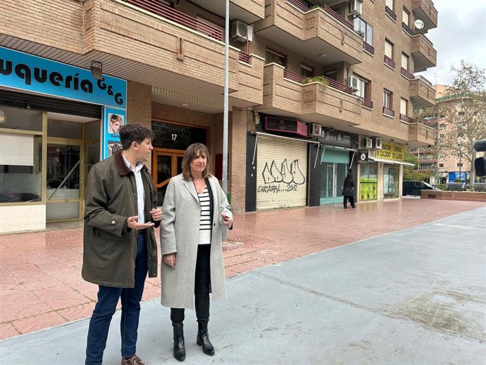 La portavoz del grupo municipal del PSOE en el Ayuntamiento de Zaragoza, Lola Ranera, y el concejal socialista, Guillermo Ortiz, en La Almozara
