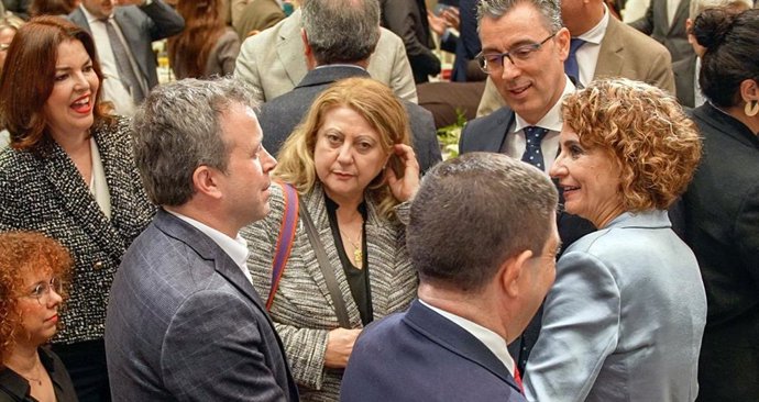 El alcalde de Jaén, Julio Millán (i), en el desayuno informativo ofrecido por la ministra de Hacienda, María Jesús Montero.