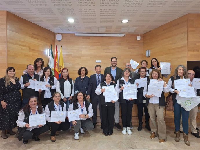 El subdelegado de la Junta de Andalucía en el Campo de Gibraltar, Javier Ros, junto al alumnado del programa de Empleo y Formación 'Data XXIII'.