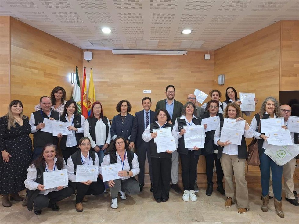 El subdelegado de la Junta de Andalucía en el Campo de Gibraltar, Javier Ros, junto al alumnado del programa de Empleo y Formación 'Data XXIII'.