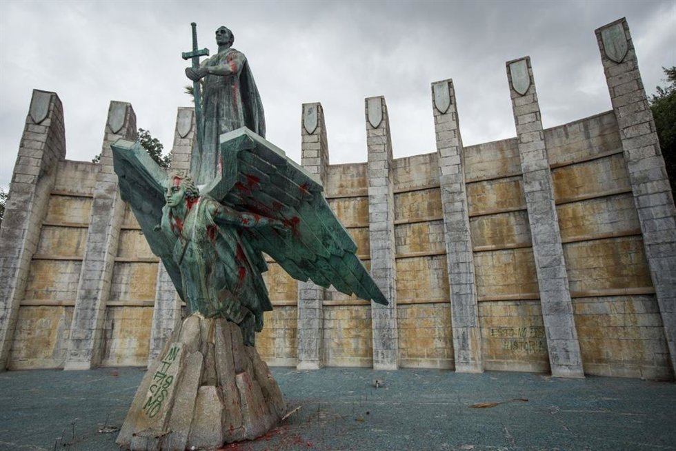 Archivo - Monumento en honor a Franco erigido en Santa Cruz de Tenerife