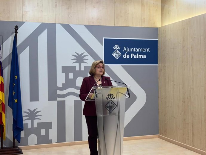 La portavoz del Ayuntamiento de Palma y la regidora de Hacienda, Función Pública y Gobierno Interior, Mercedes Celeste, en rueda de prensa.