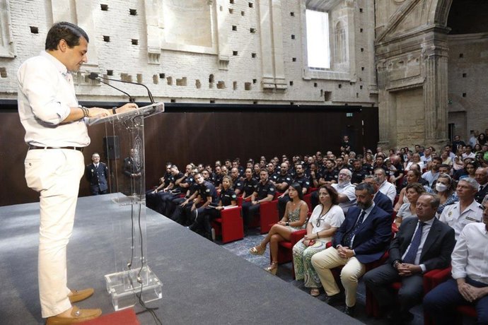 Archivo - El alcalde de Córdoba, José María Bellido, interviene en la toma de posesión de agentes de Policía Local, en una imagen de archivo.