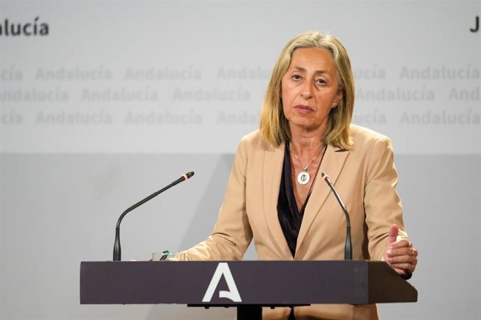 La consejera de Salud y Consumo, Rocío Hernández comparece en la rueda de prensa posterior al Consejo de Gobierno. A 2 de abril de 2025, en Sevilla (Andalucía, España). El Consejo de Gobierno de la Junta de Andalucía se reúne en el Palacio de San Telmo pa