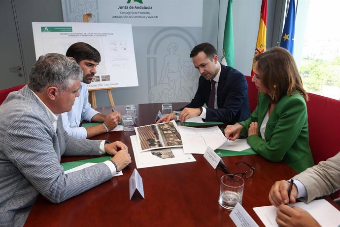 Archivo - Sevilla.-La Junta construirá una pasarela peatonal sobre la A-398 para mejorar la seguridad en Mairena del Alcor 
