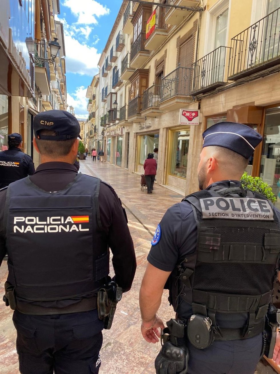 La Policía Nacional patrulla en Antequera junto a un agente de la Police Nationale francesa para reforzar la seguridad de los turistas
