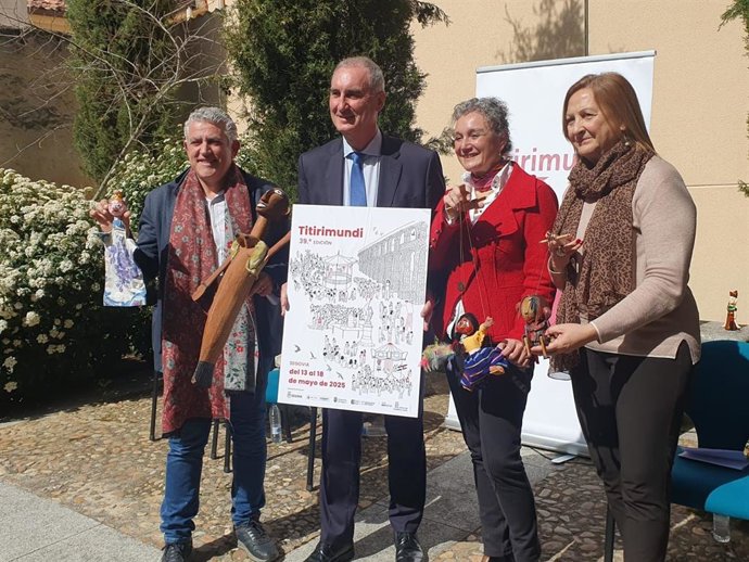 El diputado de Cultura, José María Bravo (izda), el alcalde de Segovia, José Mazarías, la directora de Titirimundi, Marían Palma, y la subdelegada del Gobierno, Marián Rueda (EPress)