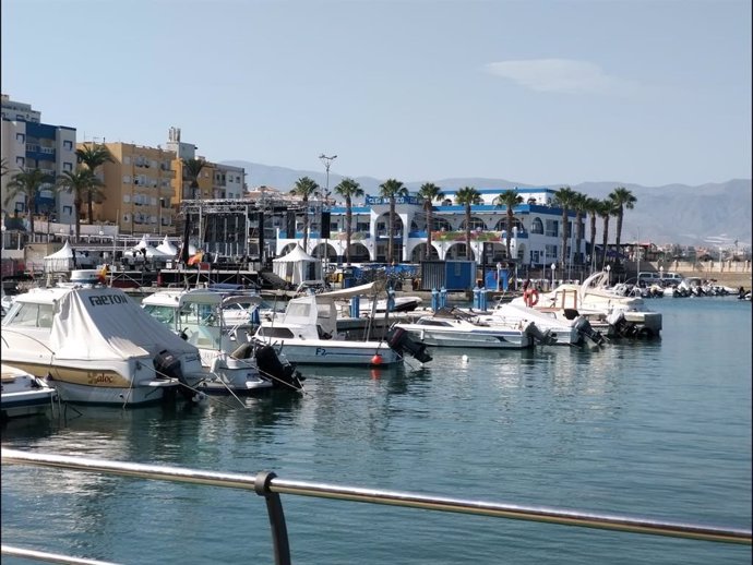 Archivo - Vista del puerto de Roquetas de Mar, en Almería.