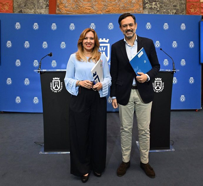 La presidenta del Cabildo de Tenerife, Rosa Dávila, y el vicepresidente, Lope Afonso, en la rueda de prensa para dar cuenta de los acuerdos del Consejo de Gobierno
