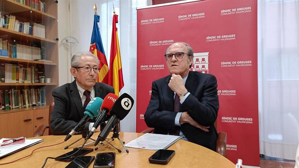 El Síndic de Greuges de la Comunitat Valenciana, Ángel Luna (i), y el Defensor del Pueblo, Ángel Gabilondo (d), atienden a los medios de comunicación en la sede del Síndic de Greuges de la Comunitat Valenciana, en Alicante, el 2 de abril de 2025.